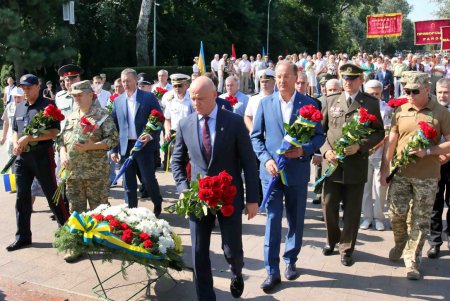Одесситы возложили цветы к памятнику Неизвестному матросу (фоторепортаж)