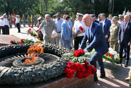 Одесситы возложили цветы к памятнику Неизвестному матросу (фоторепортаж)