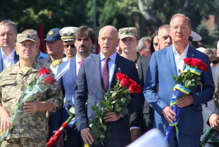 Одесситы возложили цветы к памятнику Неизвестному матросу (фоторепортаж)