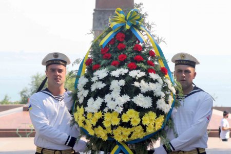 Одесситы возложили цветы к памятнику Неизвестному матросу (фоторепортаж)