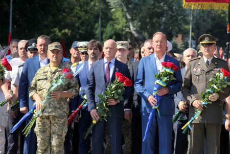 Одесситы возложили цветы к памятнику Неизвестному матросу (фоторепортаж)