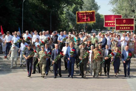 Одесситы возложили цветы к памятнику Неизвестному матросу (фоторепортаж)