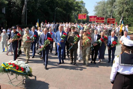Одесситы возложили цветы к памятнику Неизвестному матросу (фоторепортаж)