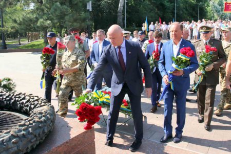 Одесситы возложили цветы к памятнику Неизвестному матросу (фоторепортаж)
