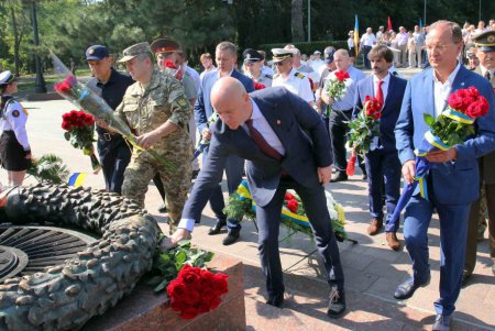Одесситы возложили цветы к памятнику Неизвестному матросу (фоторепортаж)