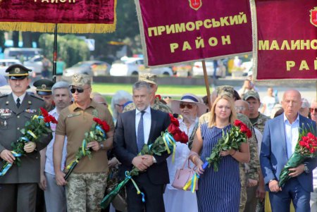 Одесситы возложили цветы к памятнику Неизвестному матросу (фоторепортаж)