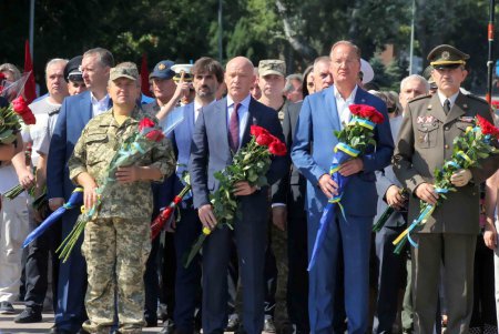 Одесситы возложили цветы к памятнику Неизвестному матросу (фоторепортаж)
