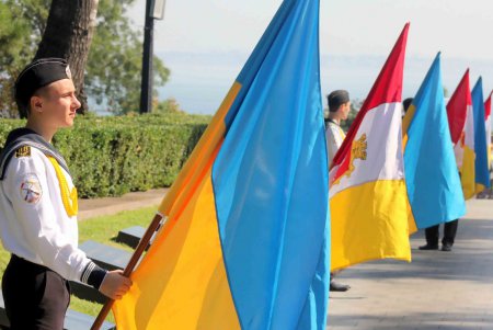 Одесситы возложили цветы к памятнику Неизвестному матросу (фоторепортаж)