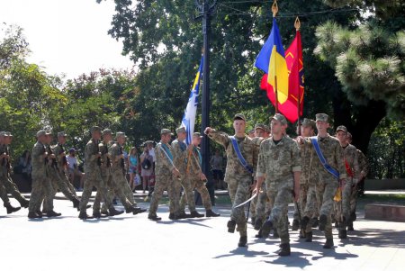 Одесситы возложили цветы к памятнику Неизвестному матросу (фоторепортаж)
