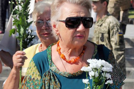 Одесситы возложили цветы к памятнику Неизвестному матросу (фоторепортаж)