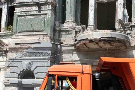 Продолжаются работы по восстановлению Дома Руссова (фоторепортаж)