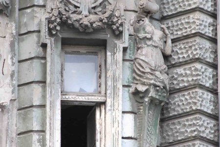 Продолжаются работы по восстановлению Дома Руссова (фоторепортаж)