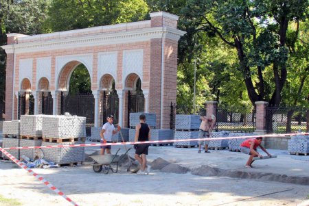 На входах в Преображенский парк устанавливают ворота (фоторепортаж)
