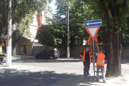 Коммунальщики готовят проезды у школ к учебному году (фото)
