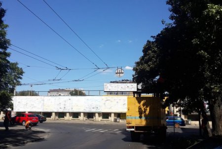 Коммунальщики готовят проезды у школ к учебному году (фото)
