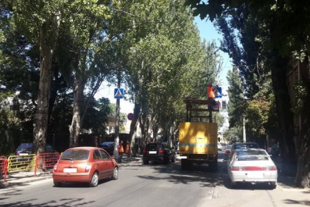 Коммунальщики готовят проезды у школ к учебному году (фото)
