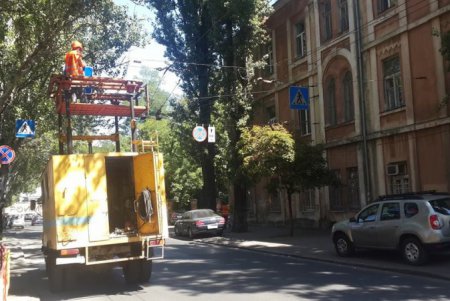 Коммунальщики готовят проезды у школ к учебному году (фото)