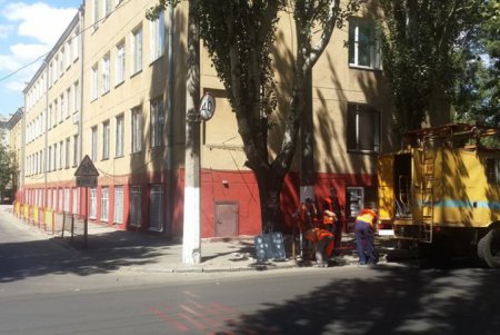 Коммунальщики готовят проезды у школ к учебному году (фото)