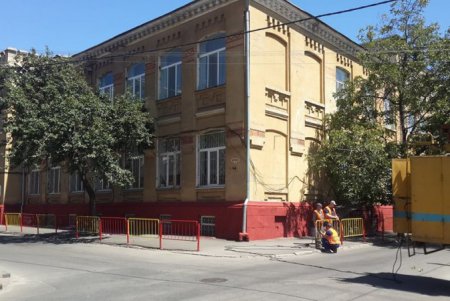 Коммунальщики готовят проезды у школ к учебному году (фото)