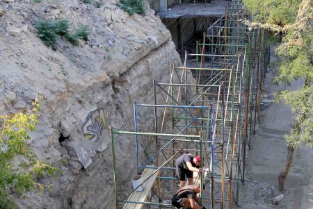 В Греческом парке приступили к установке «двуликого» фонтана (фоторепортаж)