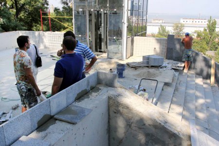 В Греческом парке приступили к установке «двуликого» фонтана (фоторепортаж)