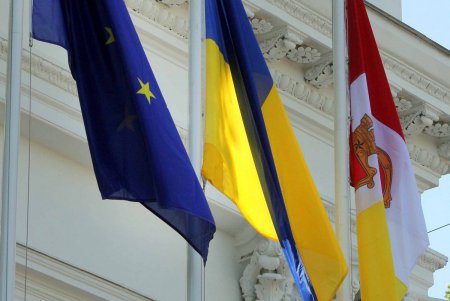 На Думской площади торжественно подняли Государственный Флаг Украины (фоторепортаж)