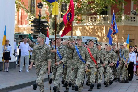 На Думской площади торжественно подняли Государственный Флаг Украины (фоторепортаж)