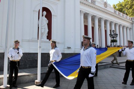 На Думской площади торжественно подняли Государственный Флаг Украины (фоторепортаж)