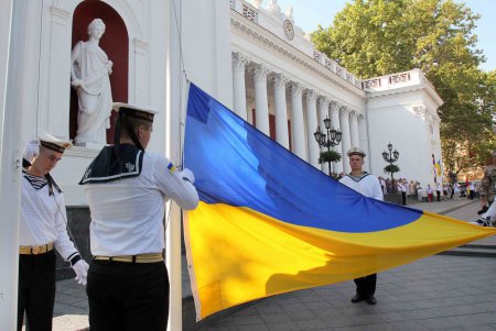 На Думской площади торжественно подняли Государственный Флаг Украины (фоторепортаж)