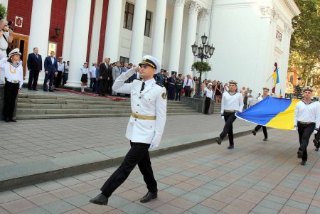 На Думской площади торжественно подняли Государственный Флаг Украины (фоторепортаж)