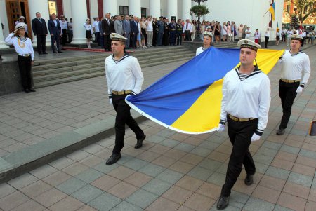 На Думской площади торжественно подняли Государственный Флаг Украины (фоторепортаж)