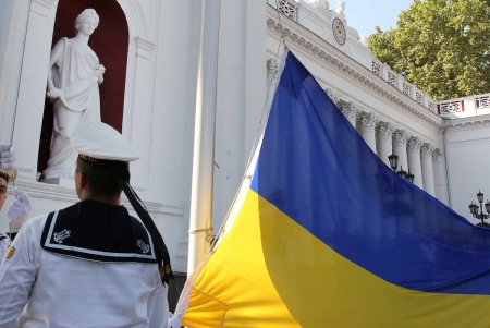 На Думской площади торжественно подняли Государственный Флаг Украины (фоторепортаж)