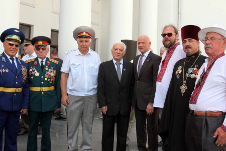 На Думской площади торжественно подняли Государственный Флаг Украины (фоторепортаж)