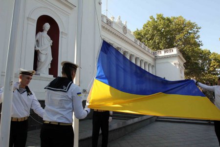 На Думской площади торжественно подняли Государственный Флаг Украины (фоторепортаж)
