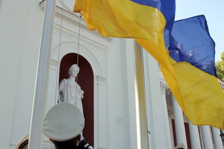 На Думской площади торжественно подняли Государственный Флаг Украины (фоторепортаж)