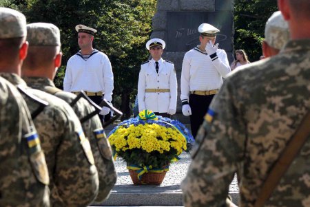 Празднование Дня независимости Украины в Одессе началось с возложения цветов у памятника Тарасу Шевченко (фоторепортаж)