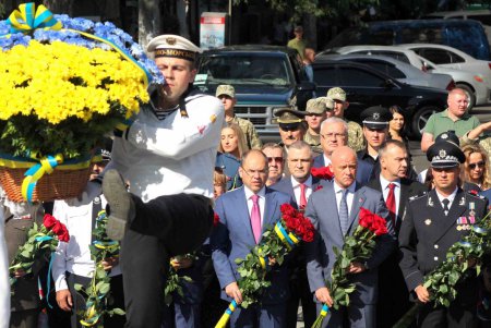 Празднование Дня независимости Украины в Одессе началось с возложения цветов у памятника Тарасу Шевченко (фоторепортаж)