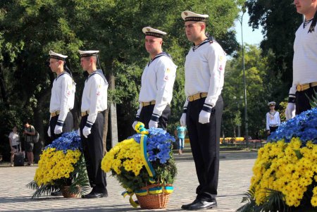 Празднование Дня независимости Украины в Одессе началось с возложения цветов у памятника Тарасу Шевченко (фоторепортаж)