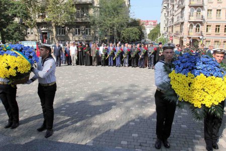 Празднование Дня независимости Украины в Одессе началось с возложения цветов у памятника Тарасу Шевченко (фоторепортаж)