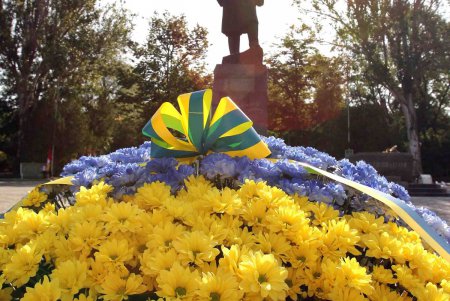 Празднование Дня независимости Украины в Одессе началось с возложения цветов у памятника Тарасу Шевченко (фоторепортаж)