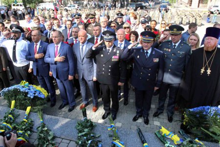 Празднование Дня независимости Украины в Одессе началось с возложения цветов у памятника Тарасу Шевченко (фоторепортаж)