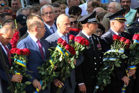 Празднование Дня независимости Украины в Одессе началось с возложения цветов у памятника Тарасу Шевченко (фоторепортаж)