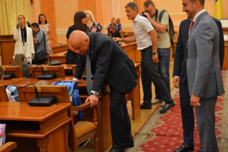 Мэр Одессы вручил подарки к школе детям из социально незащищенных семей (фото)