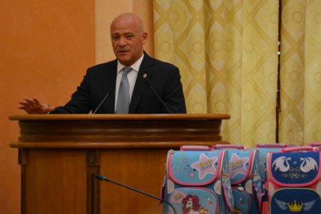 Мэр Одессы вручил подарки к школе детям из социально незащищенных семей (фото)