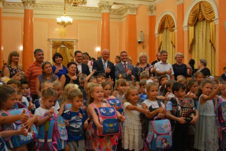 Мэр Одессы вручил подарки к школе детям из социально незащищенных семей (фото)