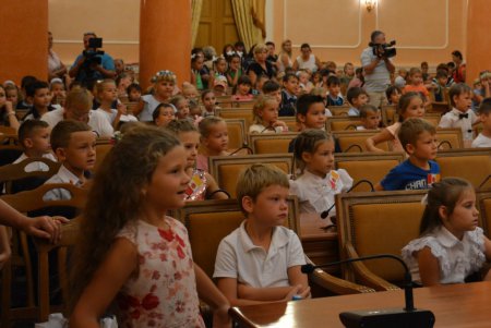 Мэр Одессы вручил подарки к школе детям из социально незащищенных семей (фото)
