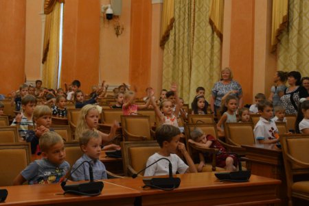 Мэр Одессы вручил подарки к школе детям из социально незащищенных семей (фото)