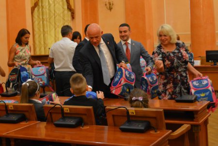 Мэр Одессы вручил подарки к школе детям из социально незащищенных семей (фото)