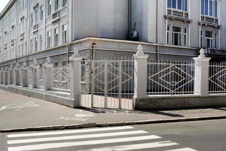 Одесские коммунальщики завершают подготовку к началу учебного года (фоторепортаж)