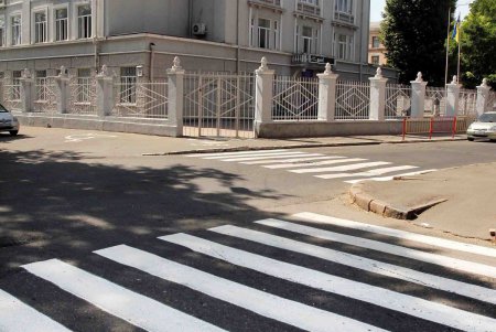 Одесские коммунальщики завершают подготовку к началу учебного года (фоторепортаж)